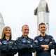 Anna Menon, Kidd Poteet, Jared Isaacman y Sarah Gillis frente a dos Starships y un Super Heavy